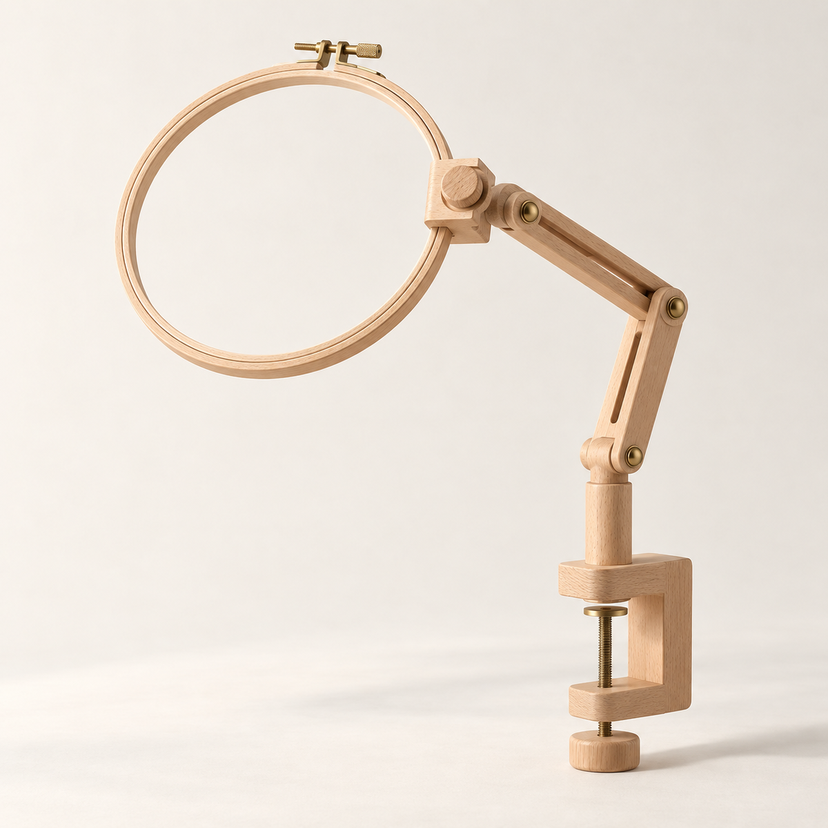 Borduurstandaard met tafelklem — conceptvisualisatie a.made Atelier