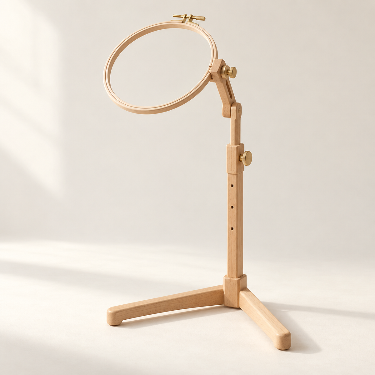 Houten borduurraam op voet — conceptvisualisatie a.made Atelier