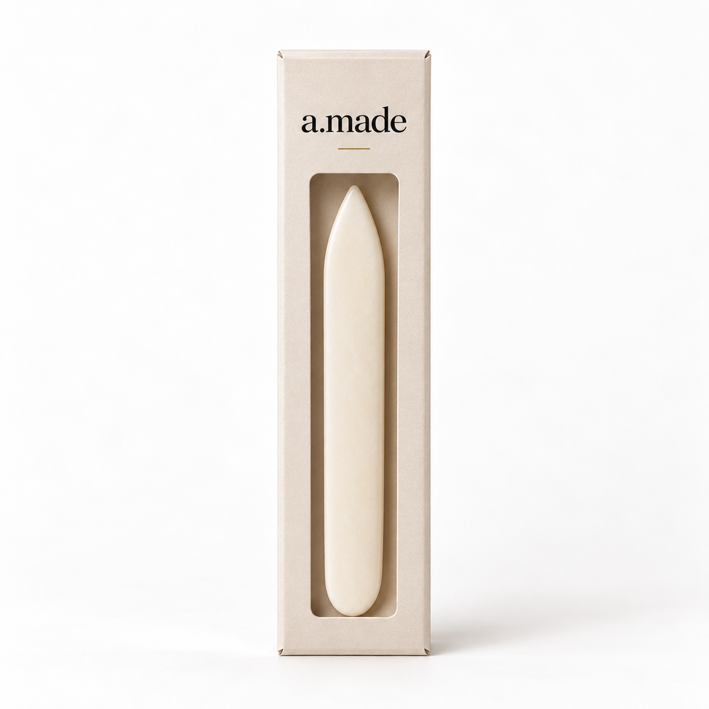 Ontwerpvisualisatie: Bone folder / vouwbeen in a.made materials verpakking